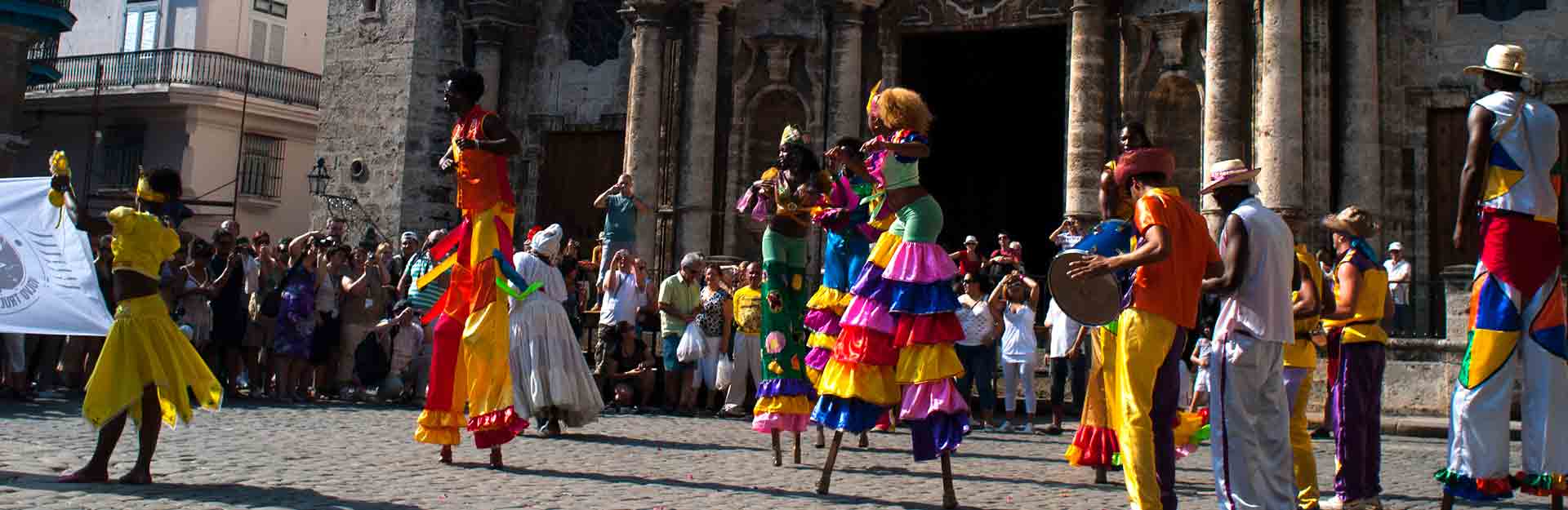 Artistas-en-zancos-en-el-centro-histórico-de-la-Habana-CubaTravel